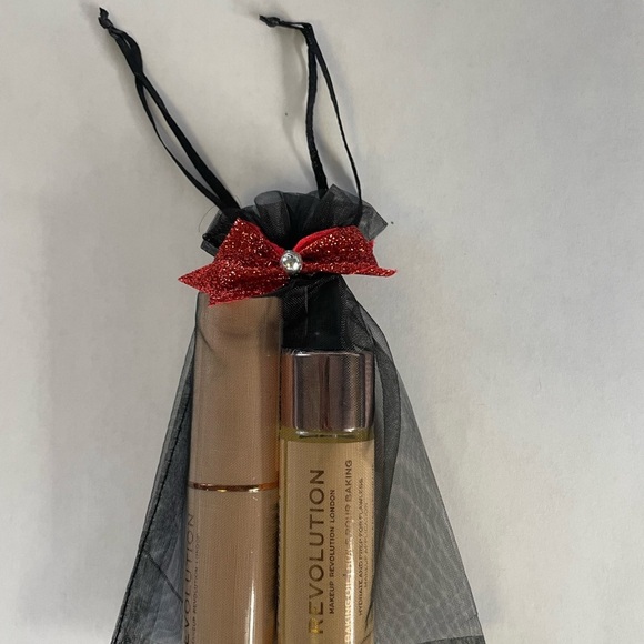 Closet Clear Out! BNIB Gift Bag - Revolution Foundation Set w/ Revolution Primer - Picture 1 of 6